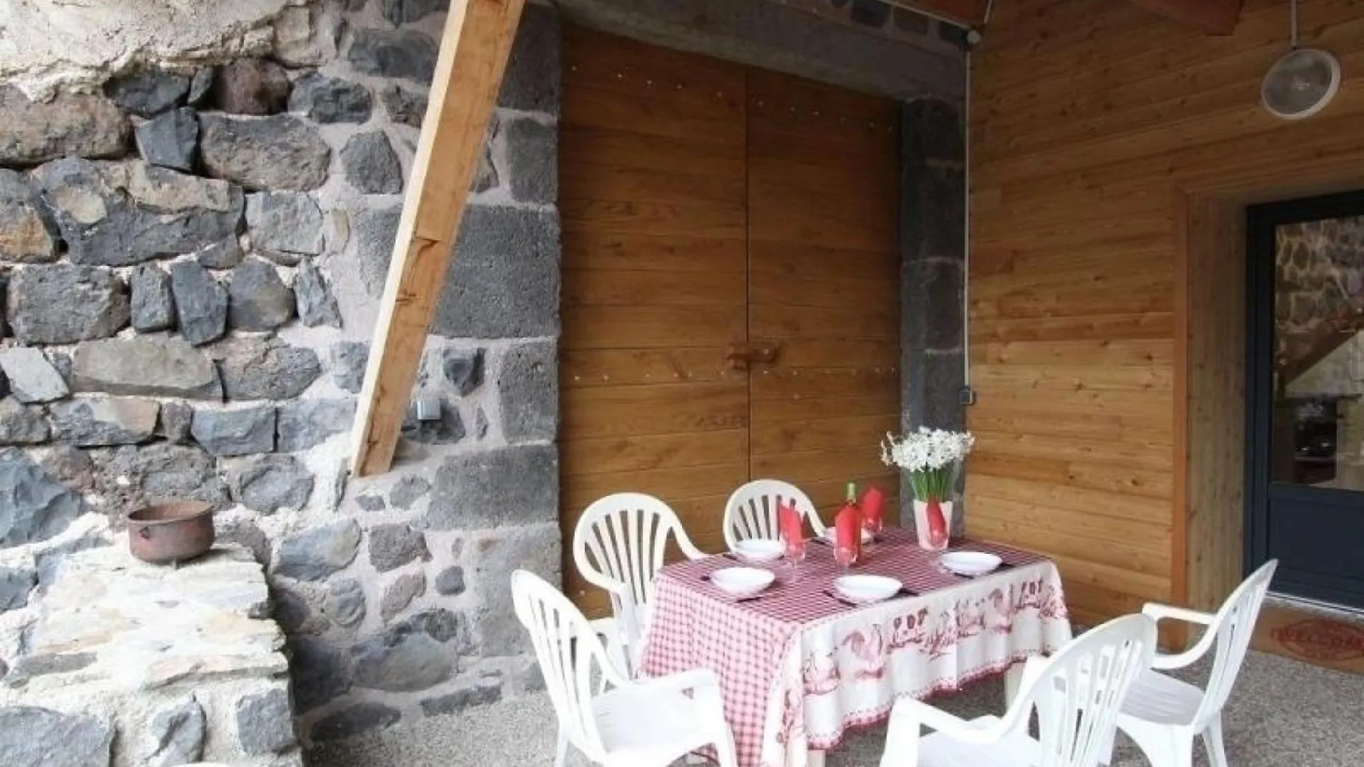 Gite Confortable Pres De La Cascade De La Beaume Avec Terrasses Et Parking Privatif - Fr-1-582-30 Solignac-sur-Loire 0*,  France